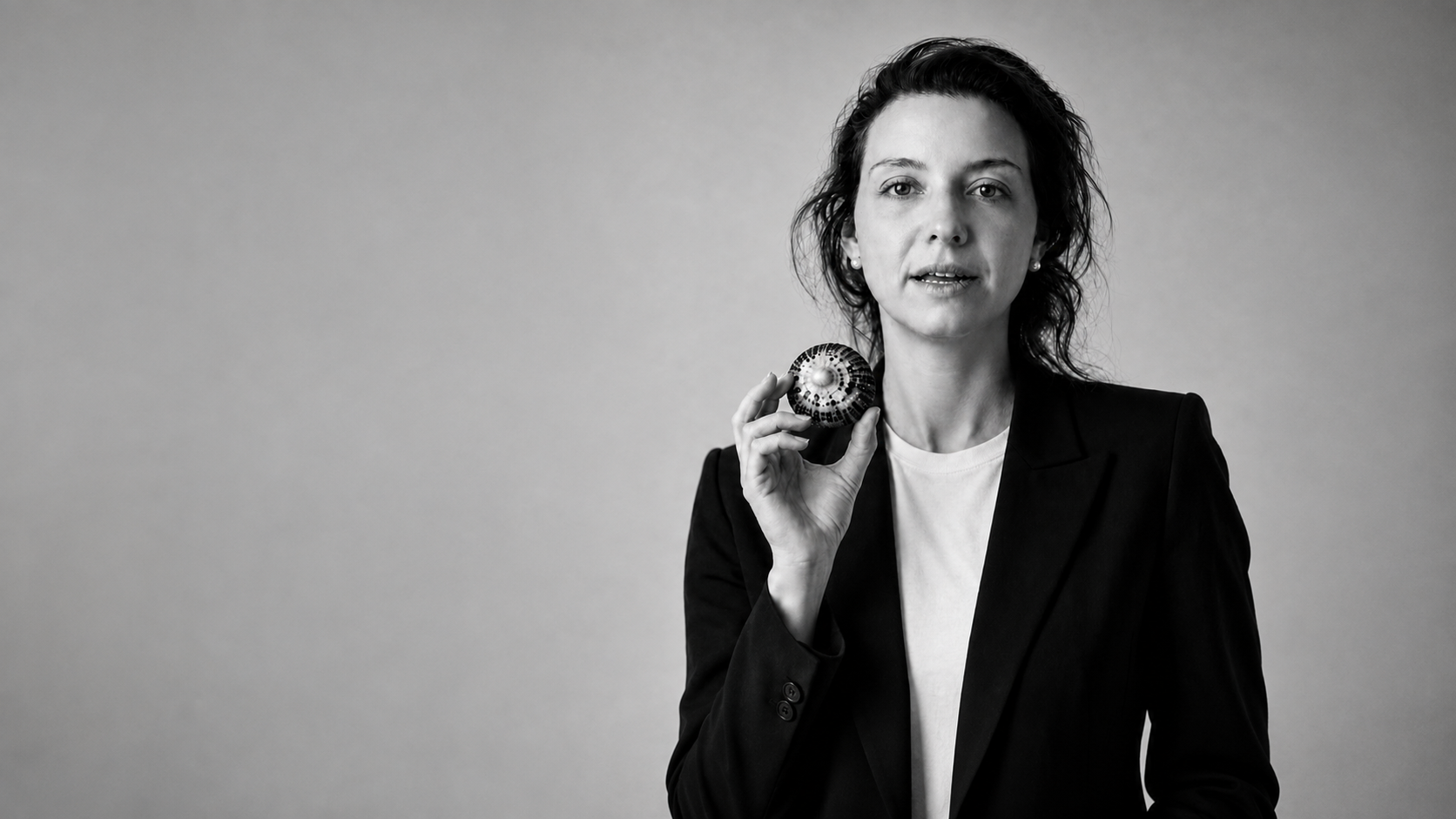 Charger la vidéo : BEBE NACRE, fondé par Renata Rizck   Cette video Renata Rizck, fondatrice de BEBE NACRE et pionnière des coquillages d'allaitement ce que sont les coquillages ,les principes d'usage, comment les utiliser et  pourquoi elle aime diffuser et partager ces couquillages avec les femmes et les mamans qui allaitent. C'est une histoire de transmission.